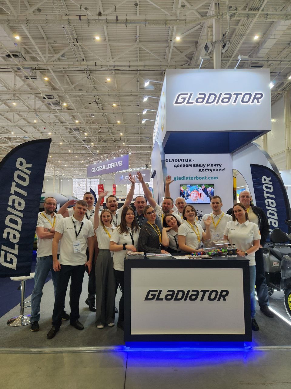 Команда на выставочном стенде GLADIATOR
