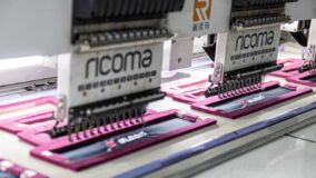Две вышивальные машины Ricoma с розовыми пяльцами
